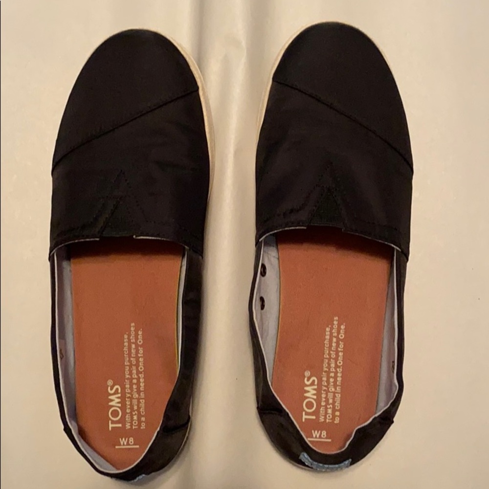 Women’s Toms slide on sneakers. Size 8